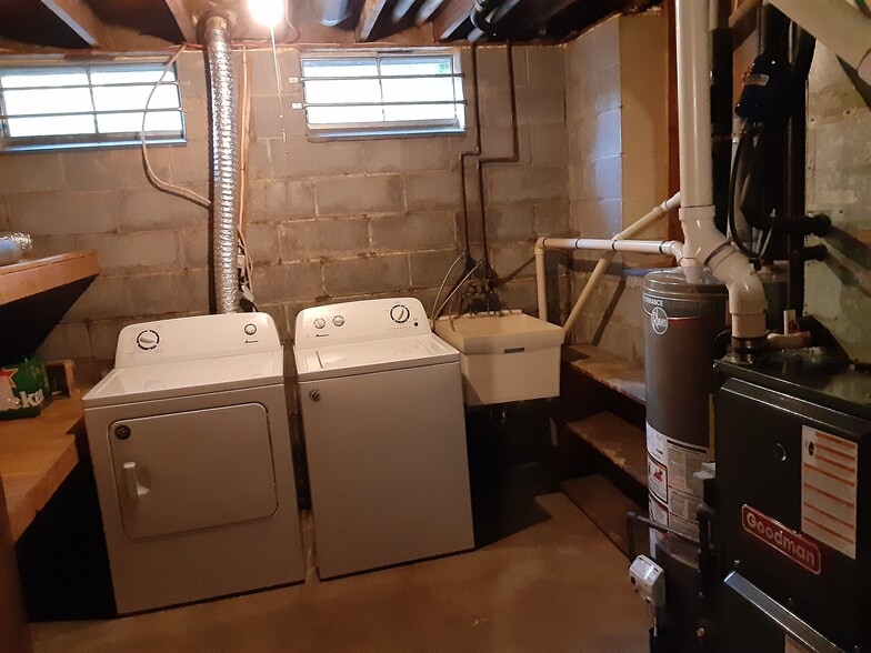 Laundry room - 8258 Larkspur Dr