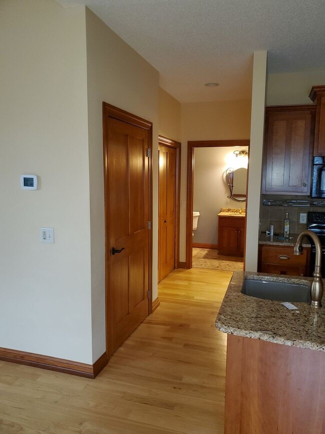 Building Photo - STUNNING, 5 BEDROOM AND 5 BATH TWIN HOME F...