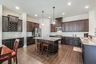 Building Photo - Furnished 3BR 3 Story Townhome