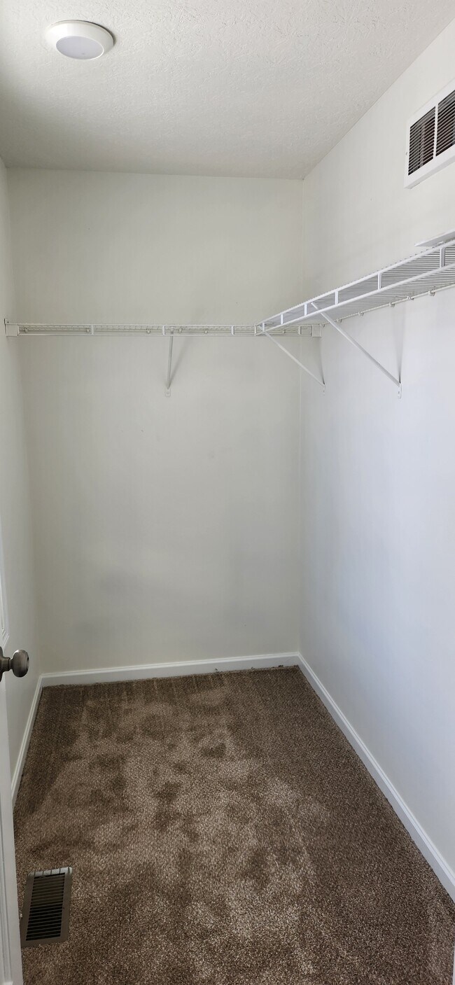 Building Photo - 431 Wheatfield Dr