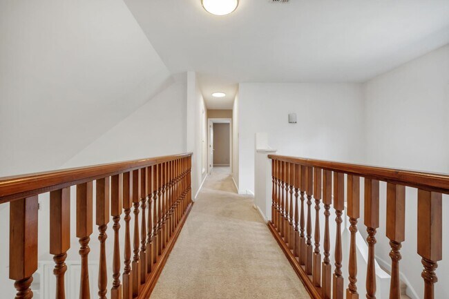 Building Photo - 848 Eagle View Dr