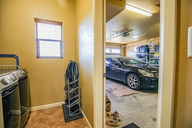 Building Photo - Beautiful 4 Bed 2 Bath - Dogs Allowed!