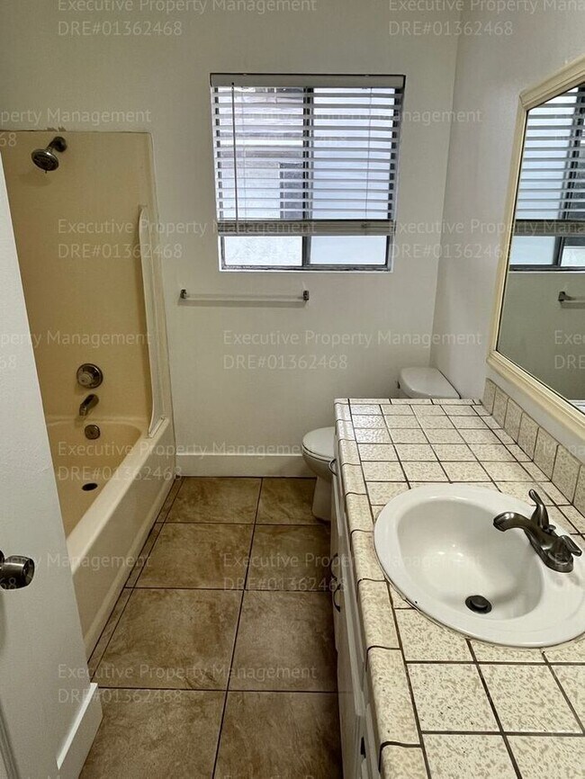 Building Photo - 2-bedroom/ 1.5- bathroom townhome. *Move I...