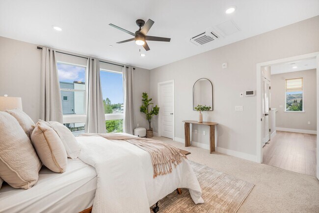Building Photo - $4595 - Beautiful Corner Unit Condo in New...
