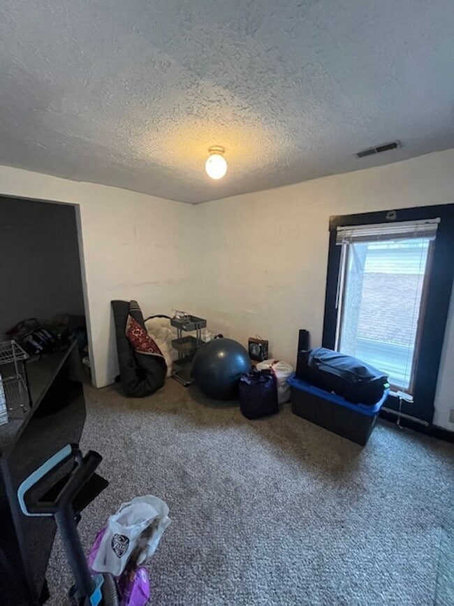 Building Photo - 5 bedroom, 3 bath home- Available August 2026!