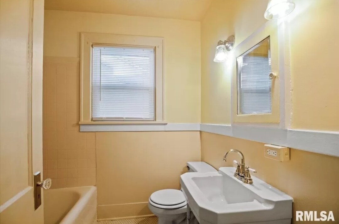 Main bathroom on main floor. - 1029 W Monroe St