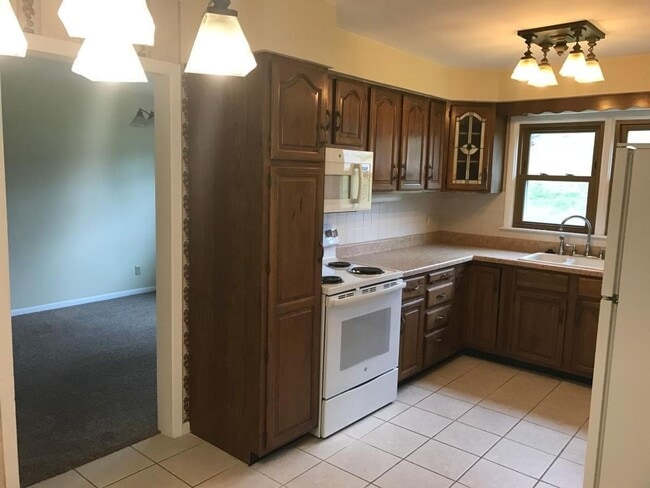 Building Photo - Spacious Rock Island Home with Family Room and Garage!