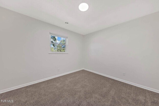 Building Photo - Newly renovated 3 Bedroom 2 Bathroom Home located in Jefferson City, TN