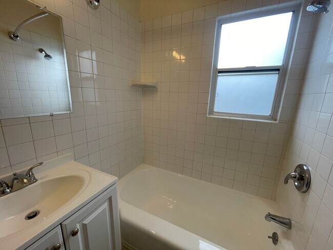 Building Photo - Bright & Spacious Unit in the Heart of Bur...