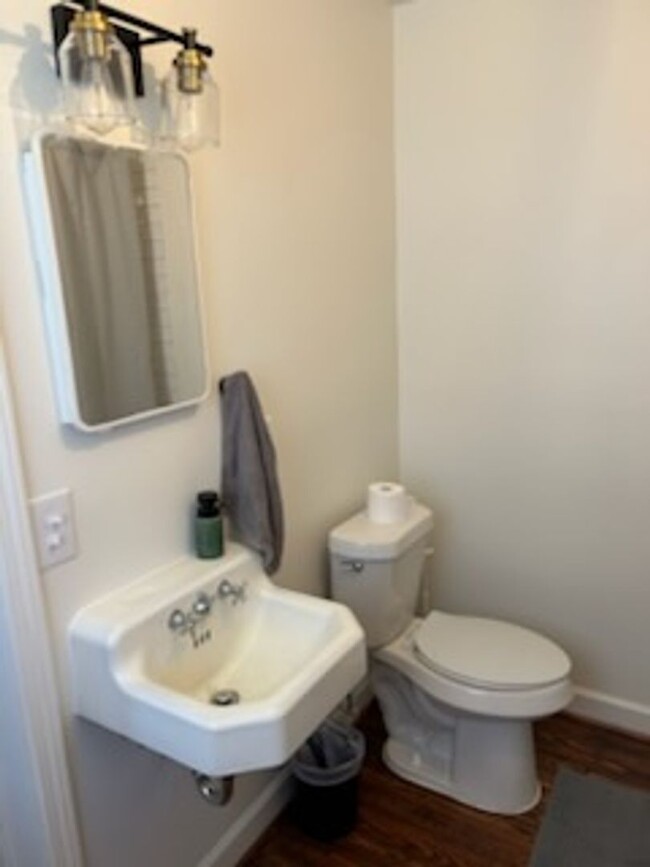 Building Photo - Beautiful 4 Bed 3 Bath Home Fully Furnishe...