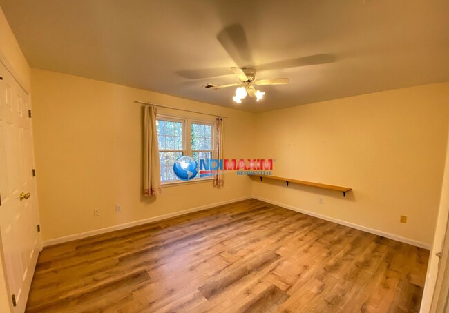 Building Photo - Spacious 6 bedrooms house in the NORTHVIEW...