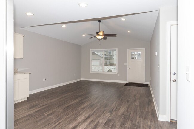 Building Photo - Now Pre Leasing 3 Bedroom 2 Bath Luxury Ranch Home In Winchester Ky!