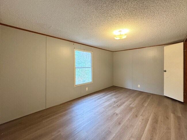 Building Photo - 3/2 Split Floor Plan!