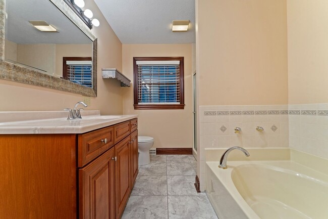 Building Photo - 652 Saddlebrook Dr