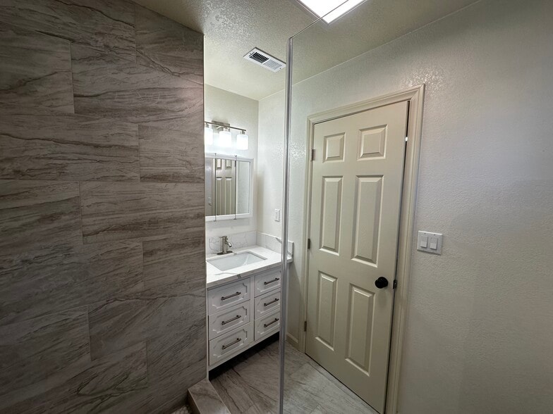 Building Photo - 1720 S Maple St