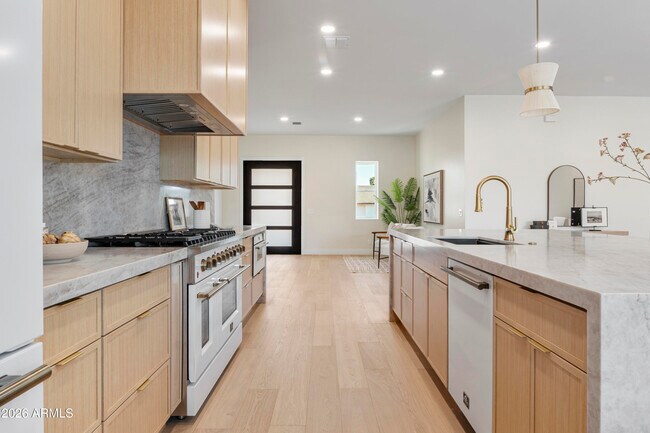 Building Photo - 5540 E Dahlia Dr