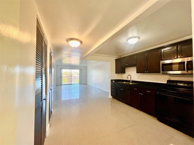 Building Photo - 3120 N Pine Island Rd