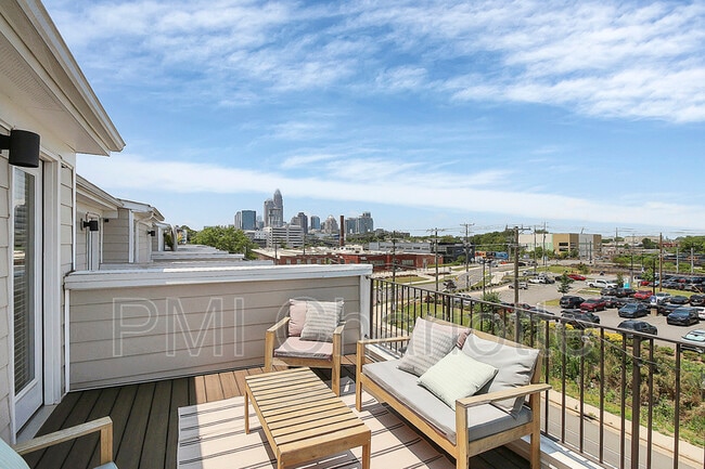 Building Photo - 256 Parkwood Ave