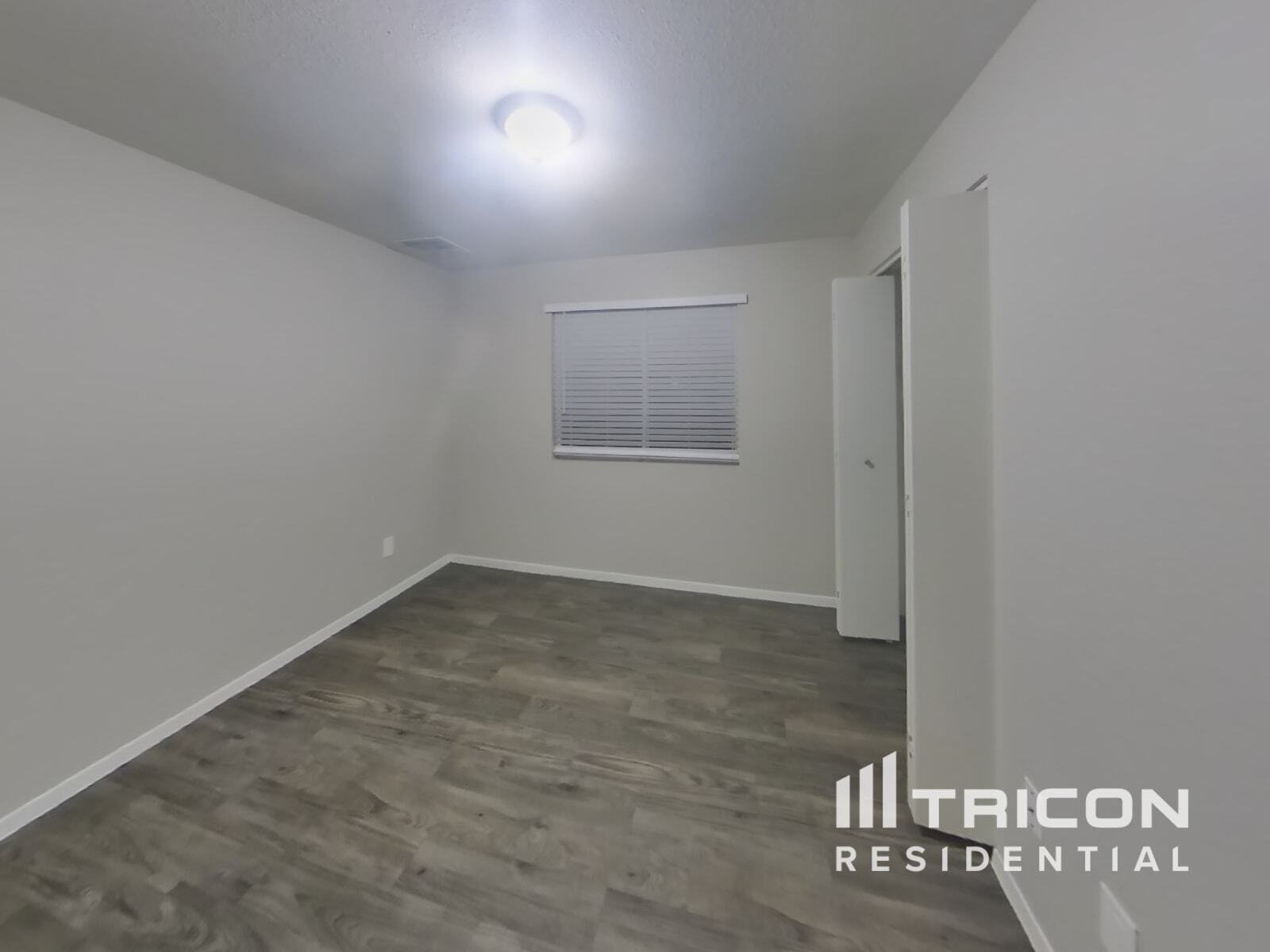 Building Photo - 4901 W Dahlia Dr