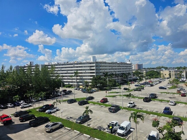 Building Photo - 1780 NE 191st St