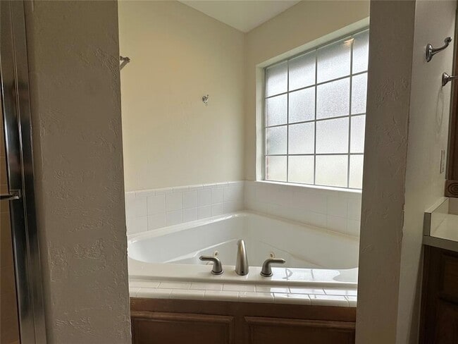 Building Photo - 15713 Traditions Blvd