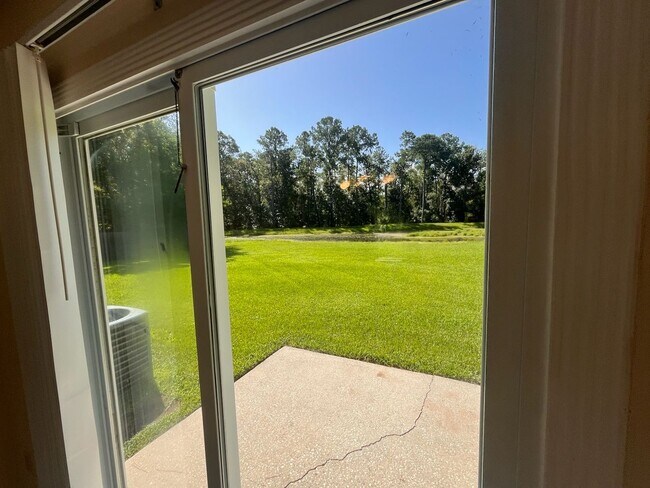 Building Photo - 3 Bedroom 2 Bath house with Garage Near Fl...