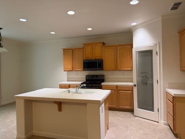 Building Photo - 4 Bed/ 3 Bath House