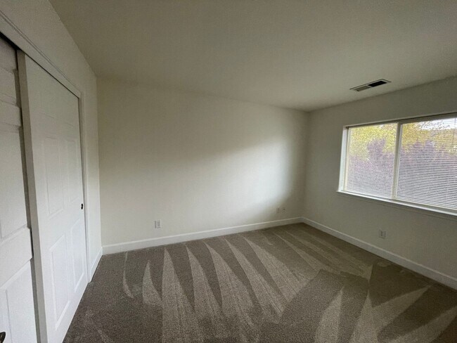 Building Photo - 3 Bedroom / 3 Bathroom in North Reno Near UNR