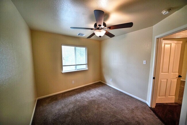 Building Photo - Beautiful Rental now available in Thistle ...