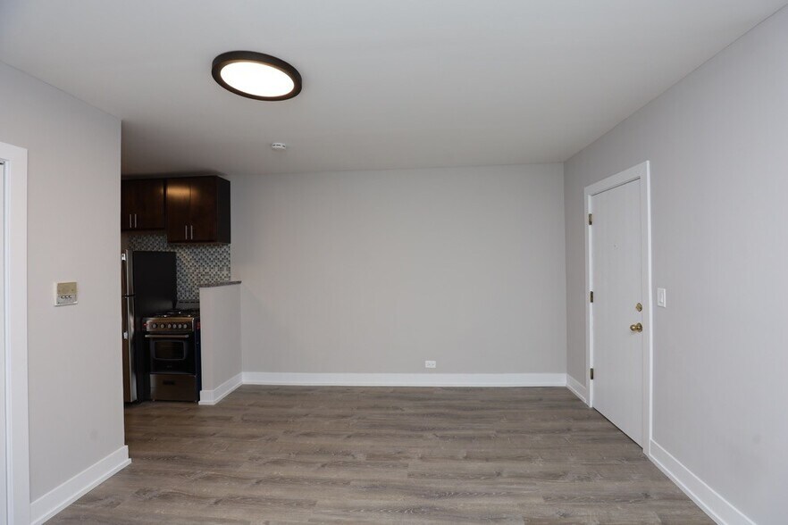 Building Photo - 814 W Cornelia Ave