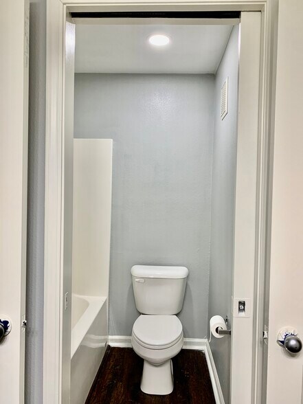 Building Photo - 857 Malabu Dr