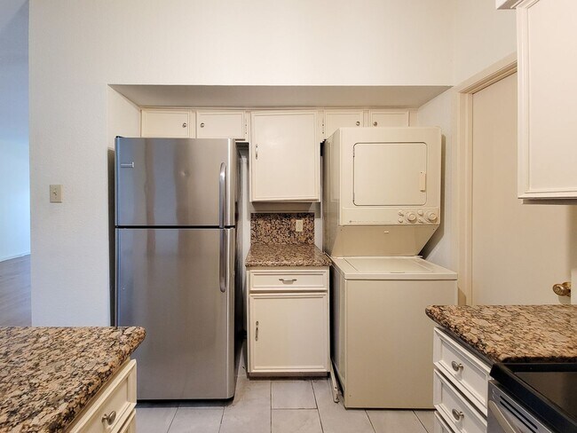Building Photo - BEAUTIFUL UPDATED 2 BEDROOM 2 BATH CONDO. ...