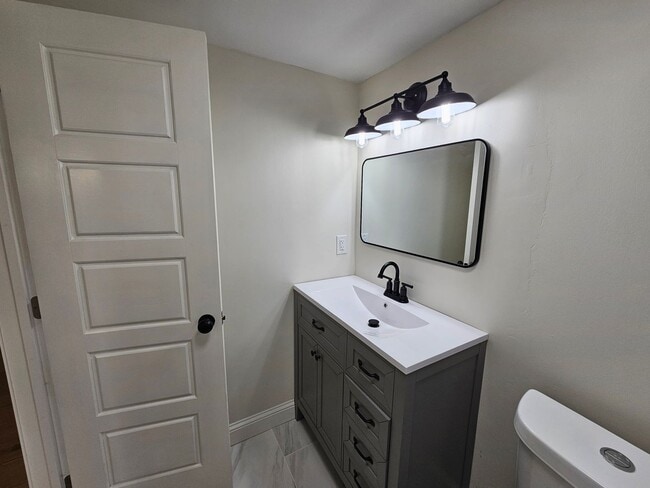 Building Photo - Ready for immediate move in!
