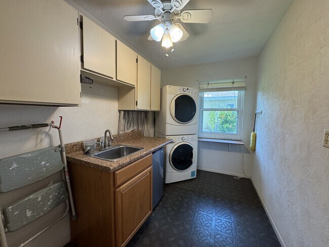 Building Photo - 1725 N Gondola Ct