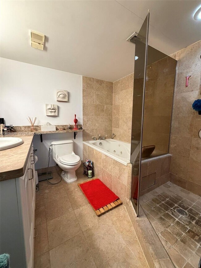 Building Photo - 540 Brickell Key Dr
