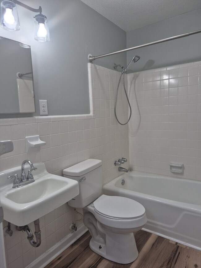 Building Photo - 1713 Azalea Dr