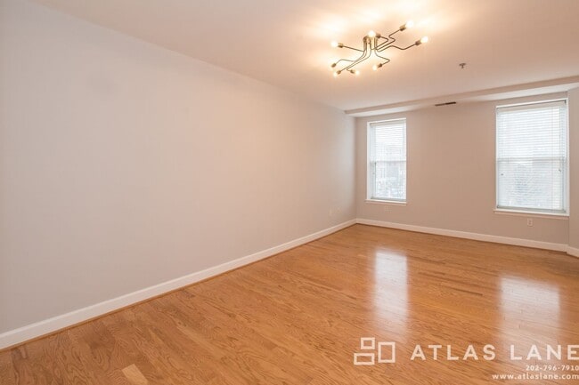 Building Photo - 1 Bed/1 Bath off 14th St NW!