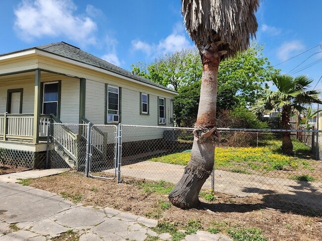 Building Photo - 1117 9th St