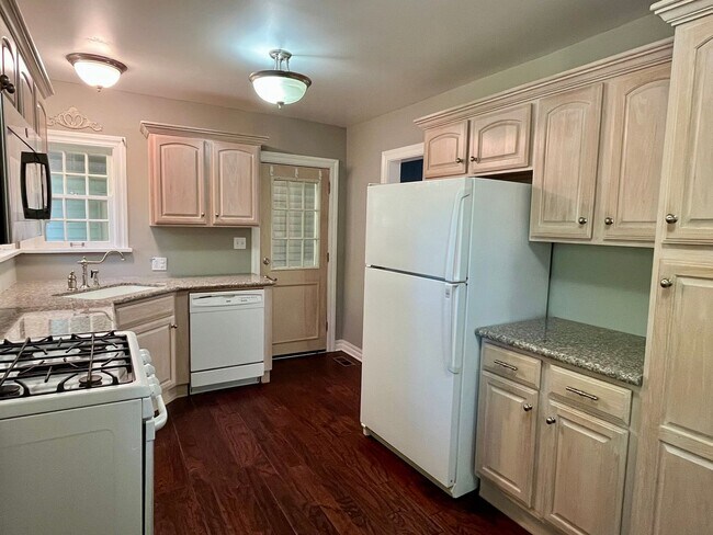 Building Photo - Super Cute 2 Bedroom 1 Bath!!
