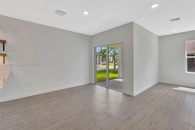 Building Photo - 301 Silver Sands Ln