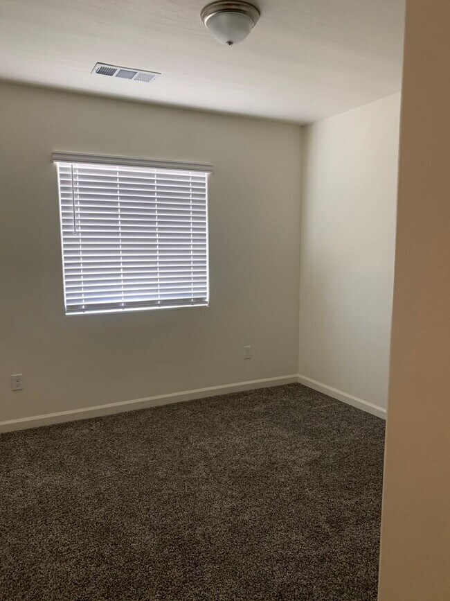 Building Photo - Beautiful 3 Bedroom 2 Bath Home in North Hanford