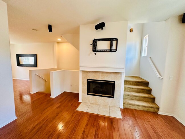 Building Photo - Luxury Tri-Level Townhome 2bd 2.5bth w Bon...