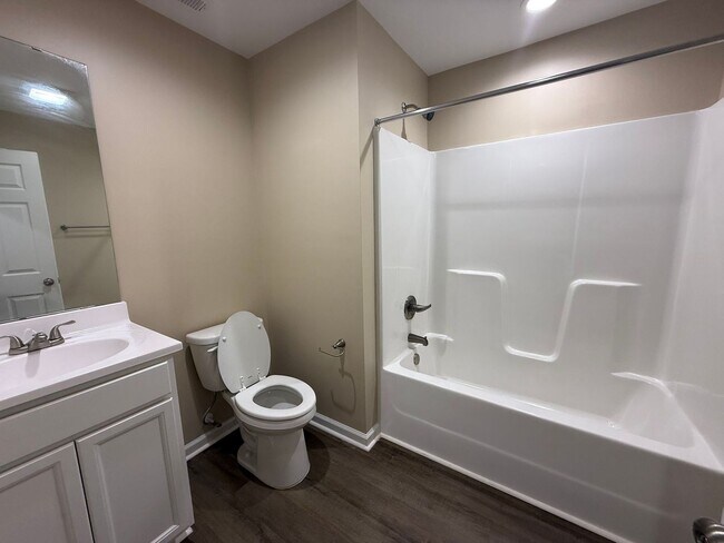 Building Photo - Nice 2 Bedroom, 2 bath duplex.