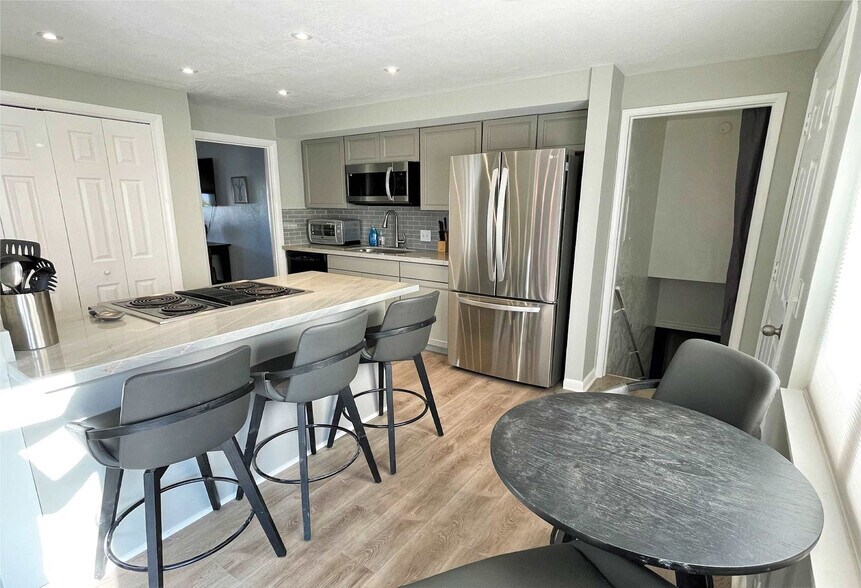 Building Photo - 10499 S Carnation Dr