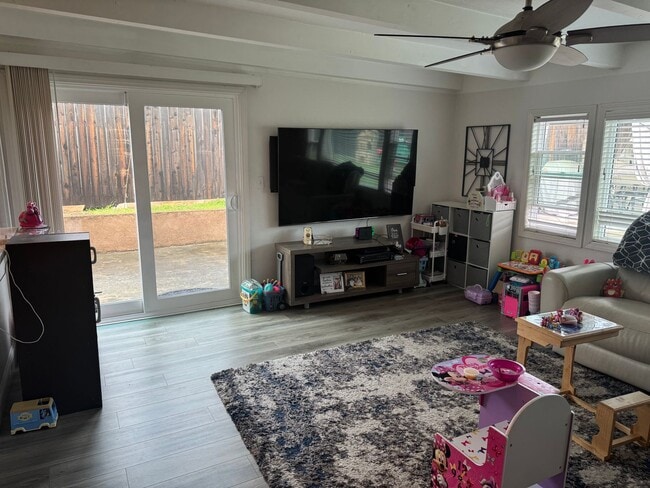 Building Photo - Spacious 3 Bedroom 2 Bath with a Den and Fireplace!