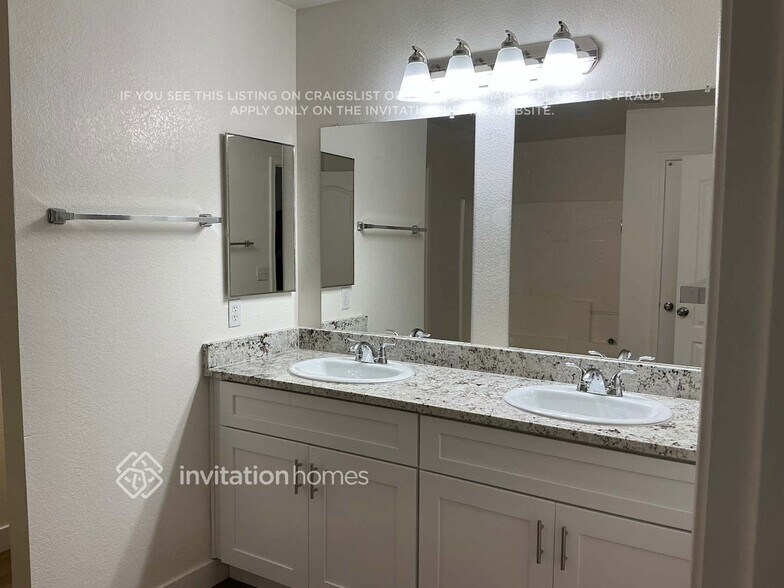 Building Photo - 8913 E Portobello Ave