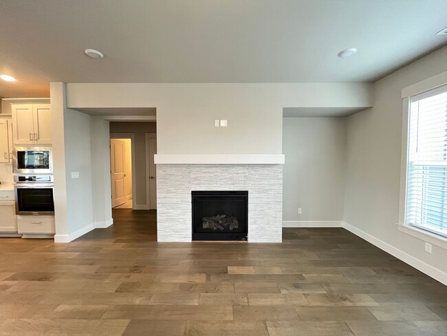 Building Photo - Stunning New Build - 5 Bed 3 Bath home in ...