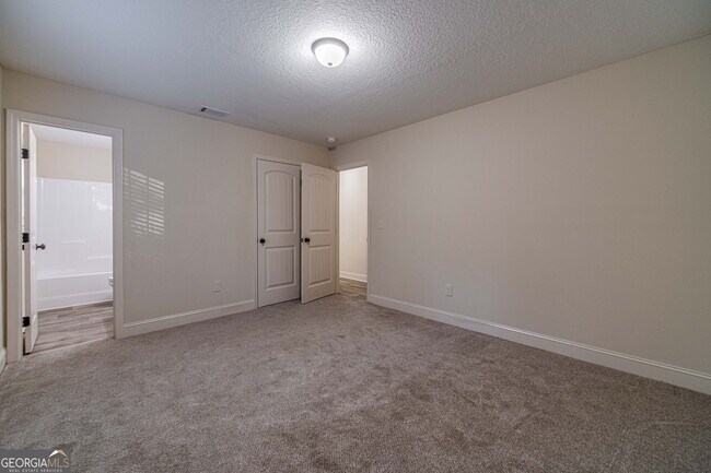 Building Photo - 583 Embassy Walk