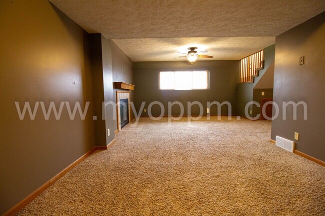 Building Photo - Must See! Well maintained 3 Bedrooms 2.5 B...