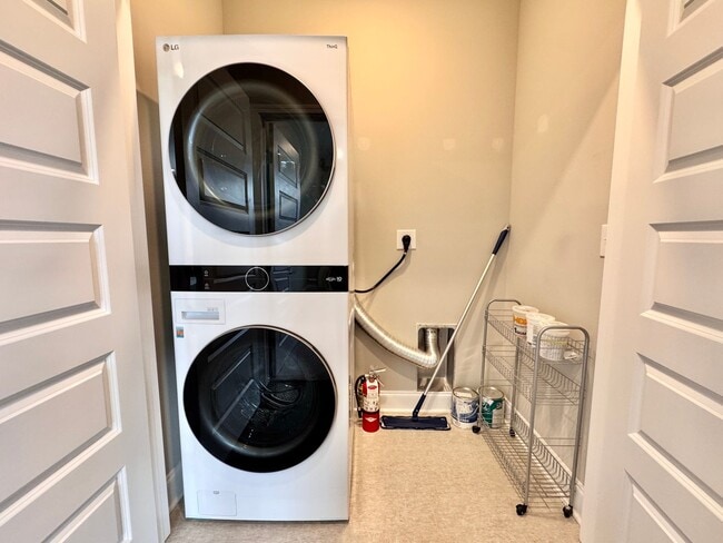 Building Photo - 2 Bed, 2 Bath Condo w/ Elevator Close to D...